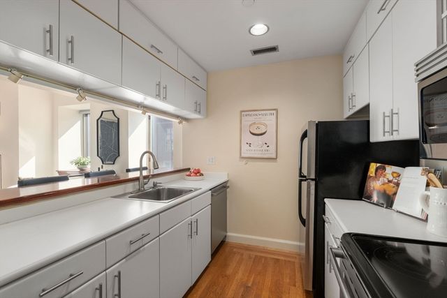 2 Clarendon St 302, Boston, MA 02116