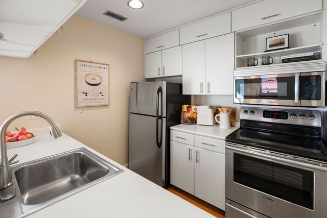 2 Clarendon St 302, Boston, MA 02116