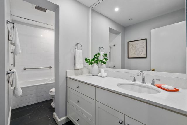 2 Clarendon St 302, Boston, MA 02116