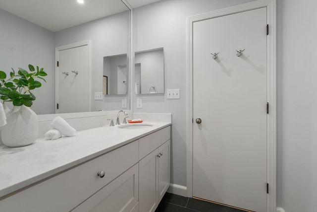 2 Clarendon St 302, Boston, MA 02116