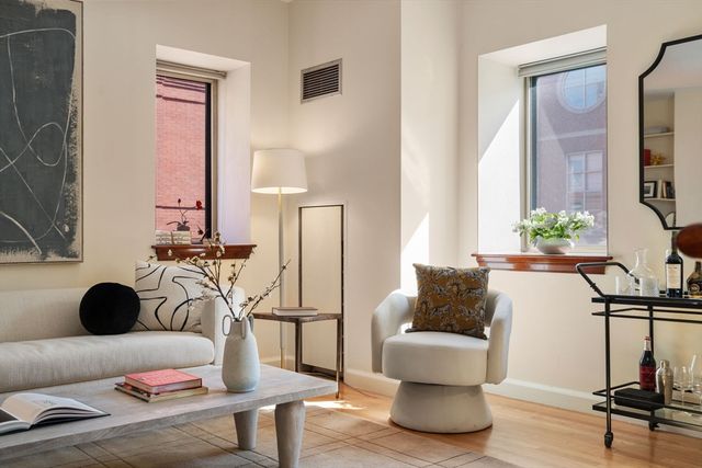 2 Clarendon St 302, Boston, MA 02116