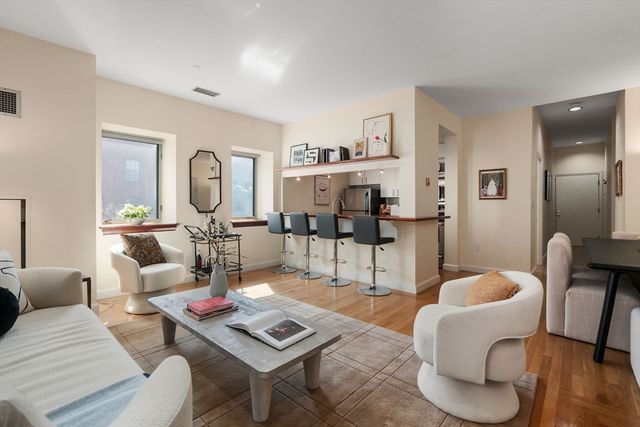 2 Clarendon St 302, Boston, MA 02116