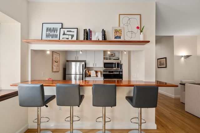 2 Clarendon St 302, Boston, MA 02116
