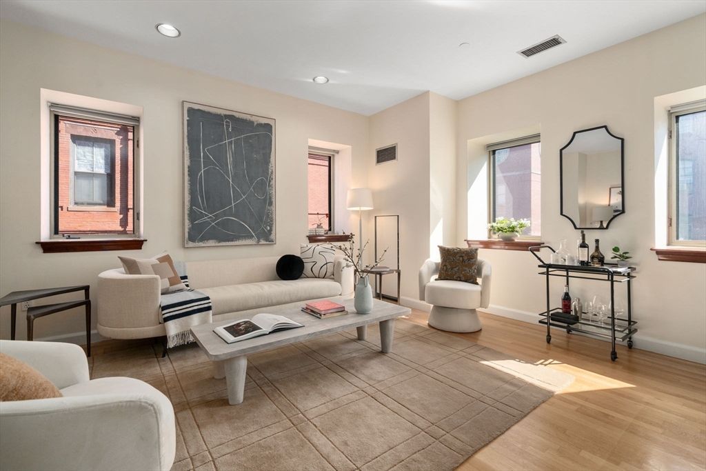 2 Clarendon St 302, Boston, MA 02116