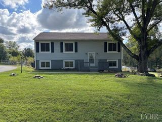 202 Oak Knob Drive, Forest, VA 24551