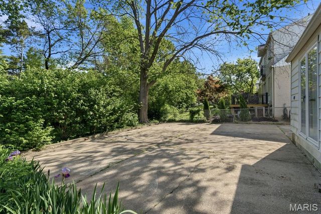 9 Berry Wood Drive, Glendale, MO 63122