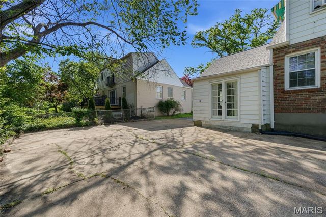 9 Berry Wood Drive, Glendale, MO 63122