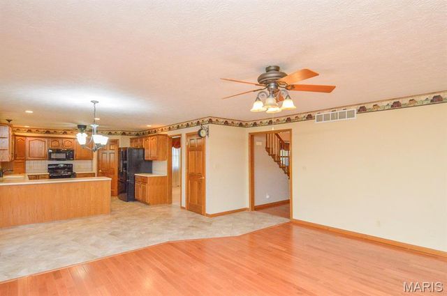 800 Springwood Drive, Belleville, IL 62220