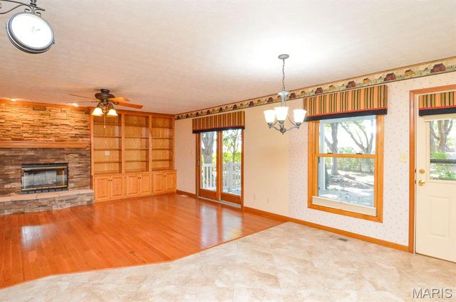 800 Springwood Drive, Belleville, IL 62220