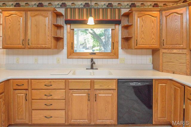 800 Springwood Drive, Belleville, IL 62220