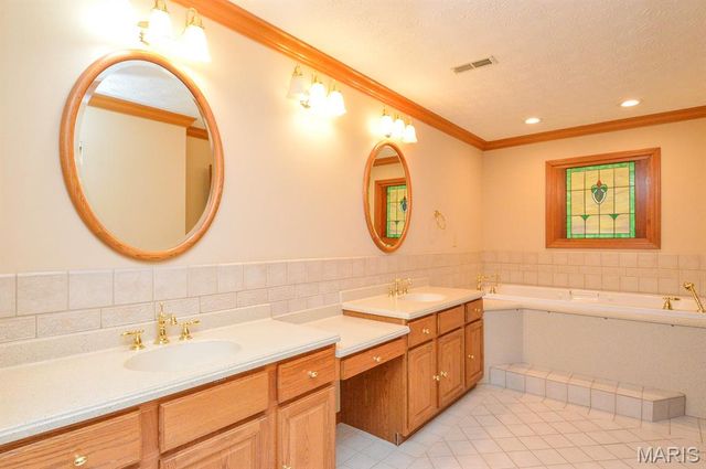 800 Springwood Drive, Belleville, IL 62220