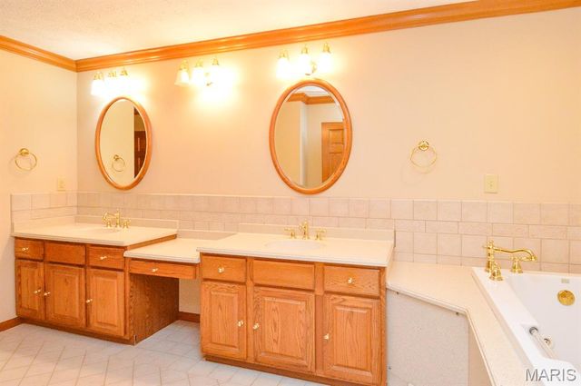 800 Springwood Drive, Belleville, IL 62220