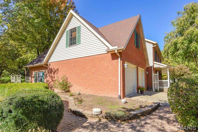 800 Springwood Drive, Belleville, IL 62220