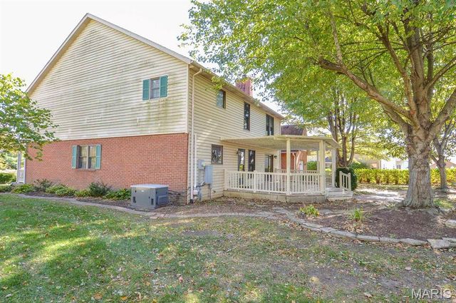 800 Springwood Drive, Belleville, IL 62220