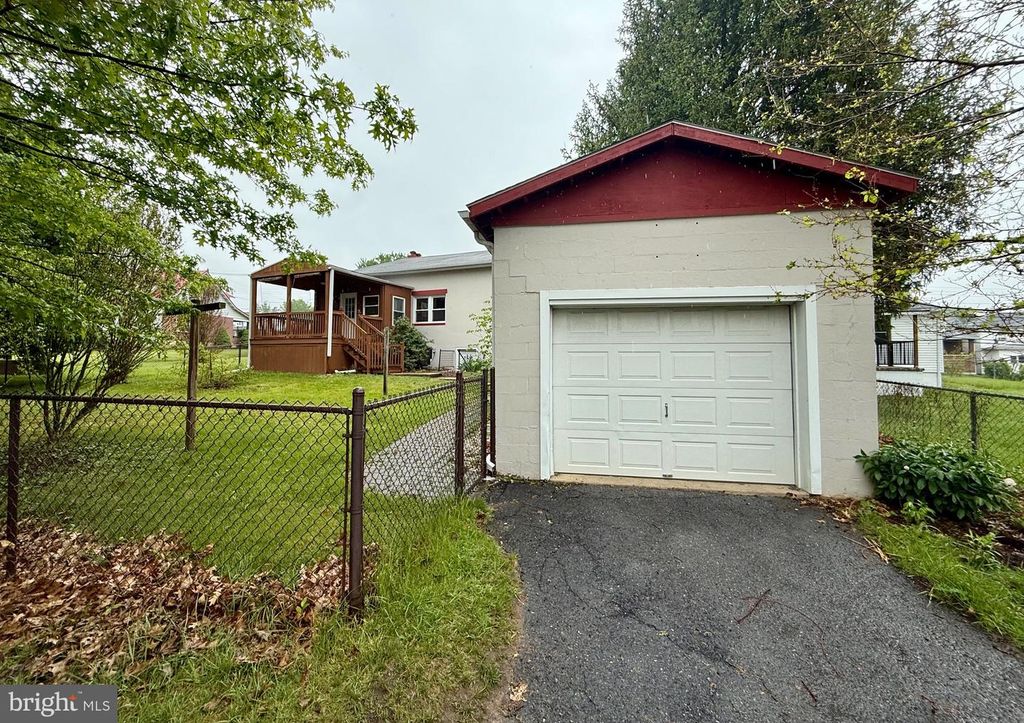 Image 5 of property listing at 719 E OLDTOWN RD, Cumberland, MD 21502