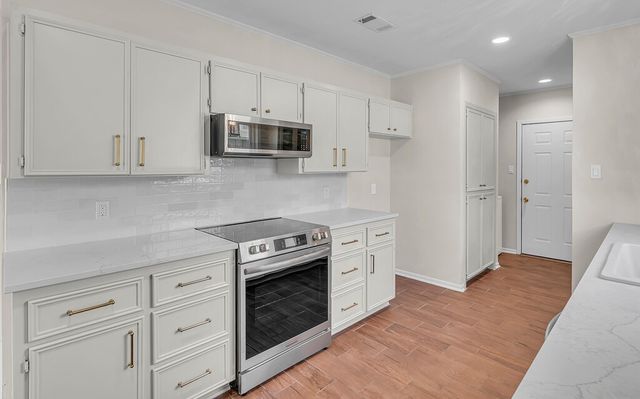 102 S Avenue Q, Clifton, TX 76634