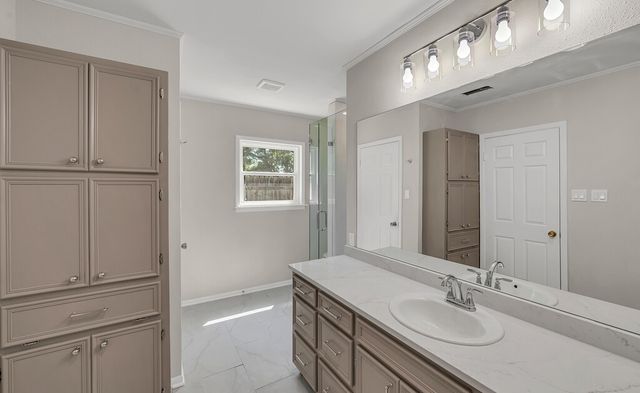 102 S Avenue Q, Clifton, TX 76634