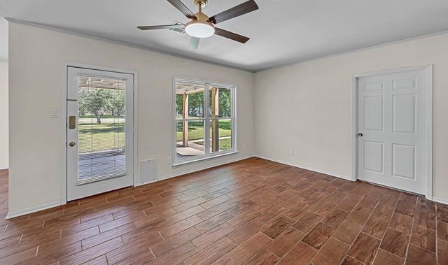 102 S Avenue Q, Clifton, TX 76634