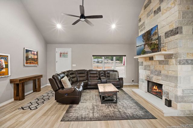 295 Delanoy Dr, Canyon Lake, TX 78133