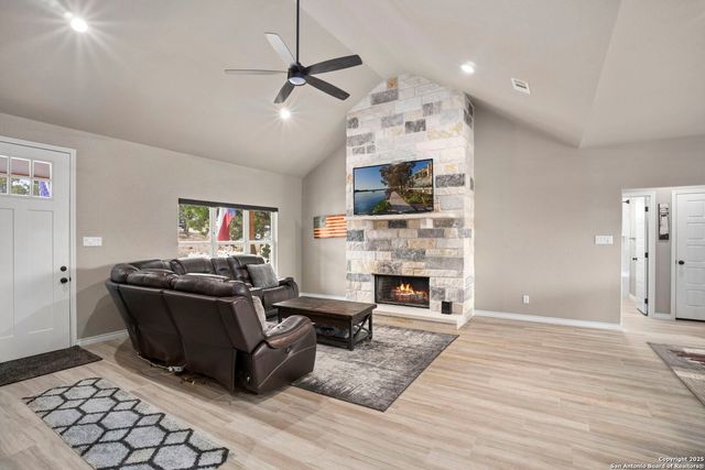 295 Delanoy Dr, Canyon Lake, TX 78133