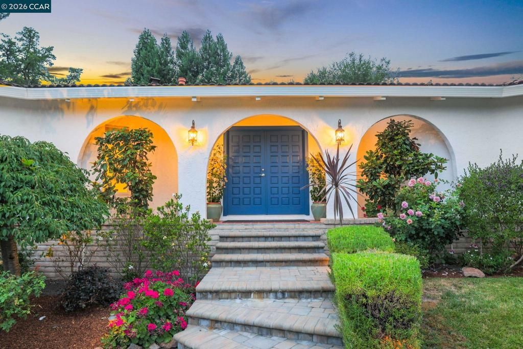 Image 1 of property listing at 10 Darnby Ct, Orinda, CA 94563
