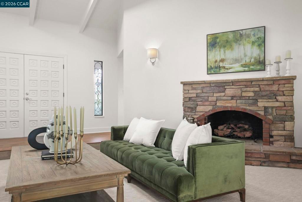 Image 10 of property listing at 10 Darnby Ct, Orinda, CA 94563