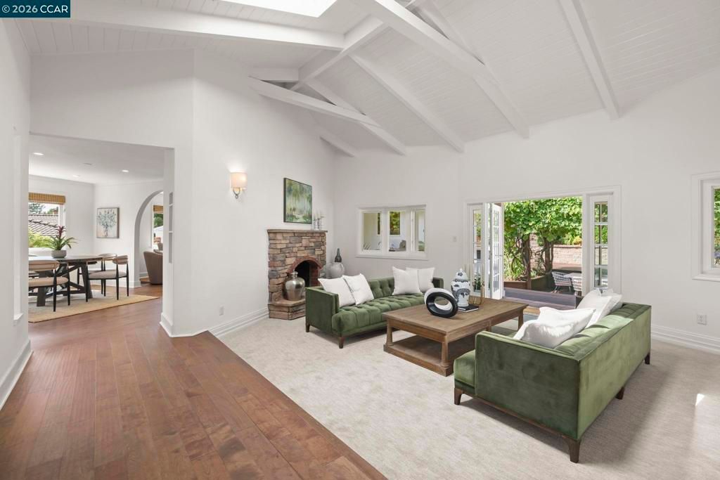 Image 11 of property listing at 10 Darnby Ct, Orinda, CA 94563