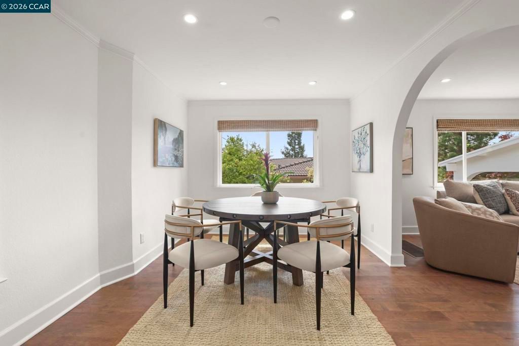 Image 12 of property listing at 10 Darnby Ct, Orinda, CA 94563