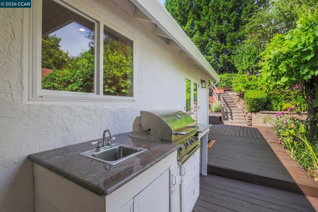Image 35 of property listing at 10 Darnby Ct, Orinda, CA 94563