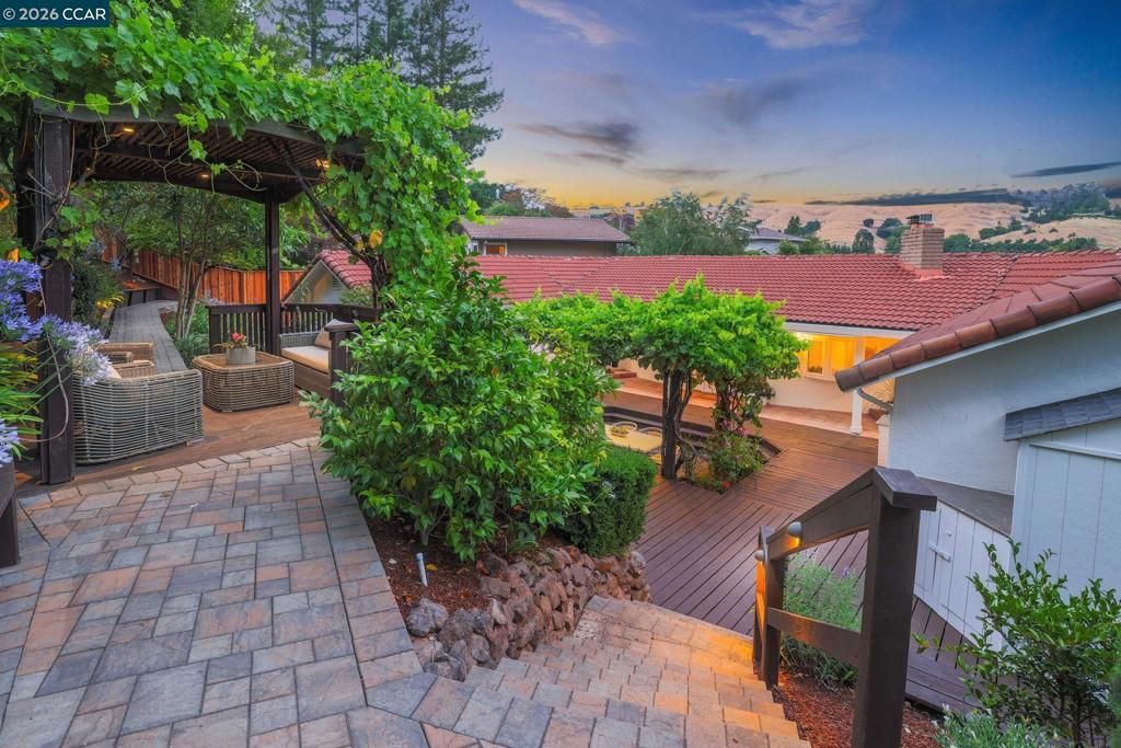 Image 39 of property listing at 10 Darnby Ct, Orinda, CA 94563