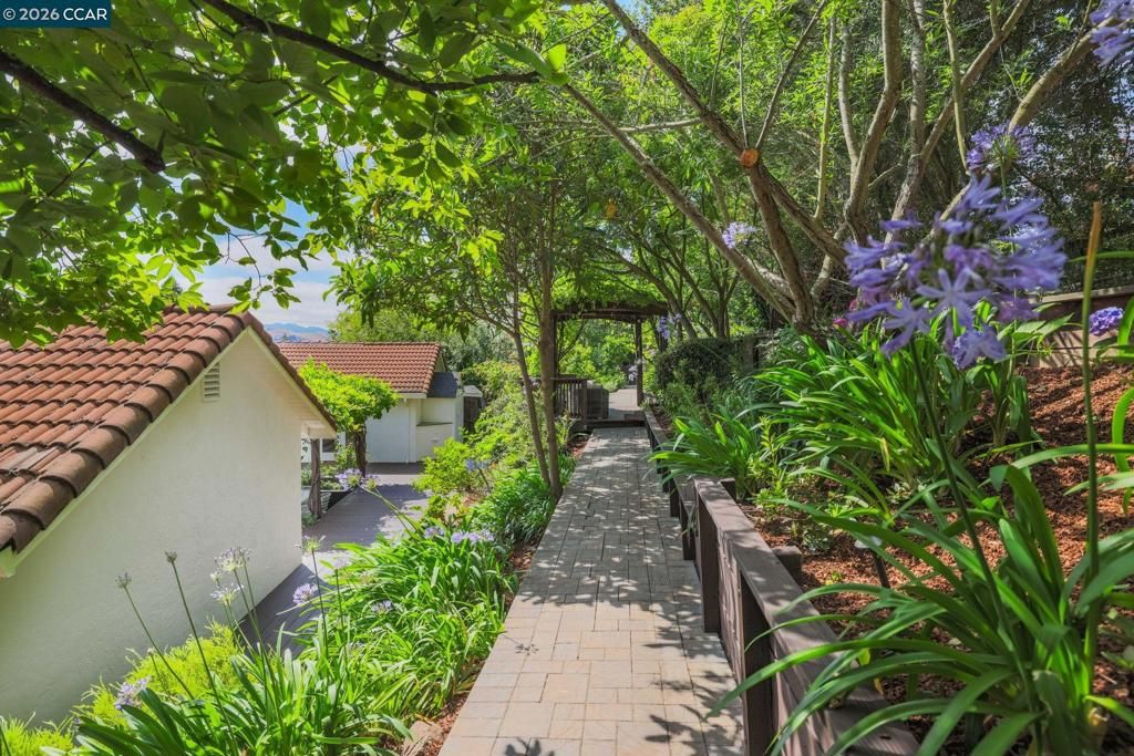 Image 45 of property listing at 10 Darnby Ct, Orinda, CA 94563
