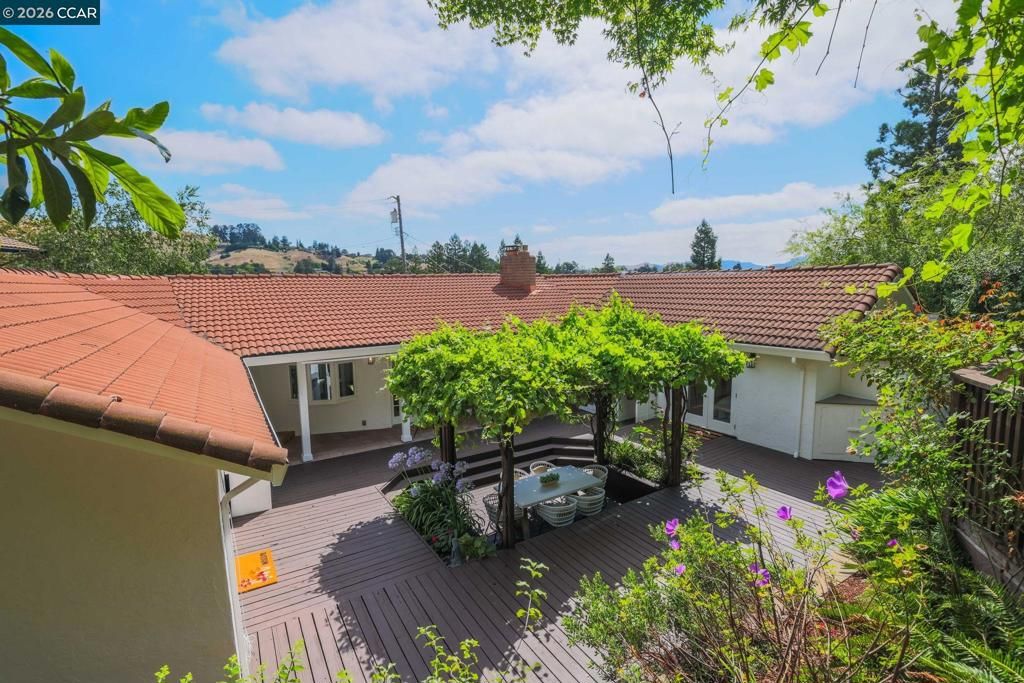 Image 46 of property listing at 10 Darnby Ct, Orinda, CA 94563