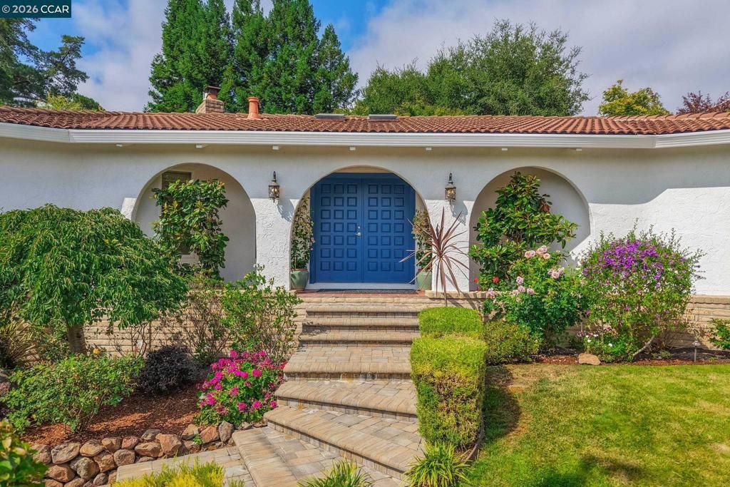 Image 6 of property listing at 10 Darnby Ct, Orinda, CA 94563