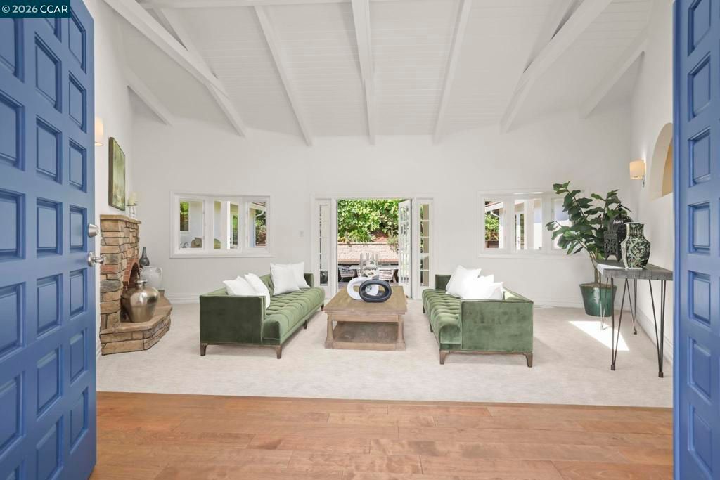 Image 7 of property listing at 10 Darnby Ct, Orinda, CA 94563