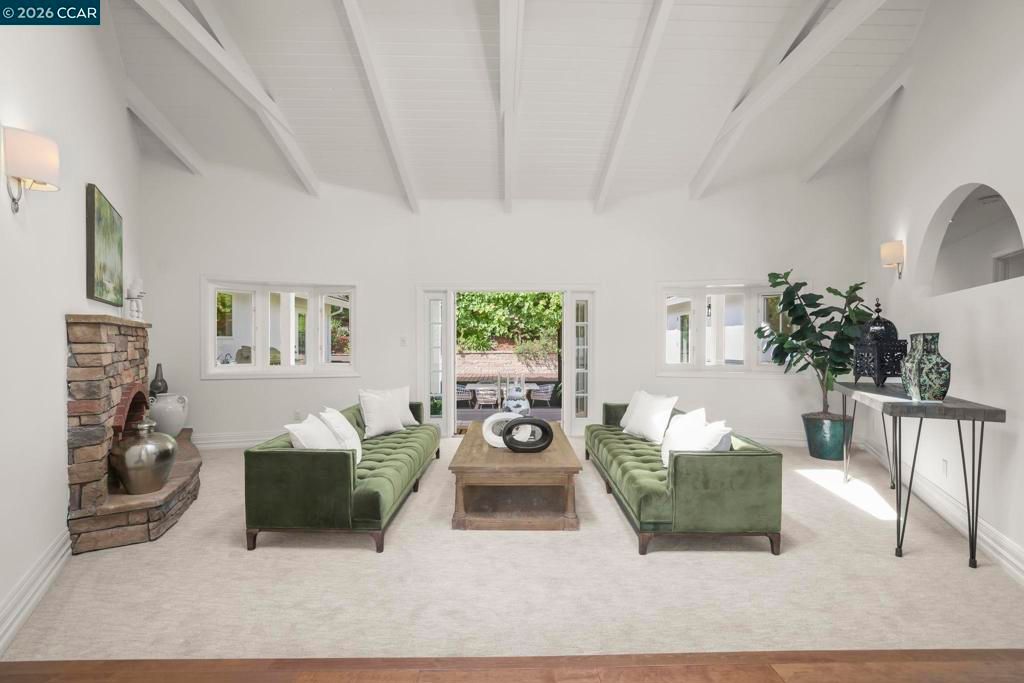 Image 8 of property listing at 10 Darnby Ct, Orinda, CA 94563