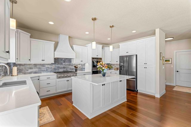 324 25th Avenue E, West Fargo, ND 58078