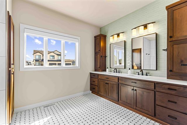 324 25th Avenue E, West Fargo, ND 58078
