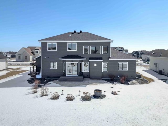 324 25th Avenue E, West Fargo, ND 58078