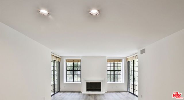 555 S Barrington Avenue 107, Los Angeles, CA 90049