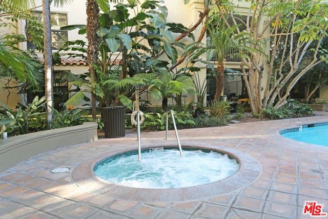 555 S Barrington Avenue 107, Los Angeles, CA 90049