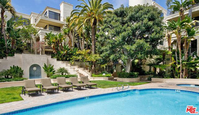 555 S Barrington Avenue 107, Los Angeles, CA 90049