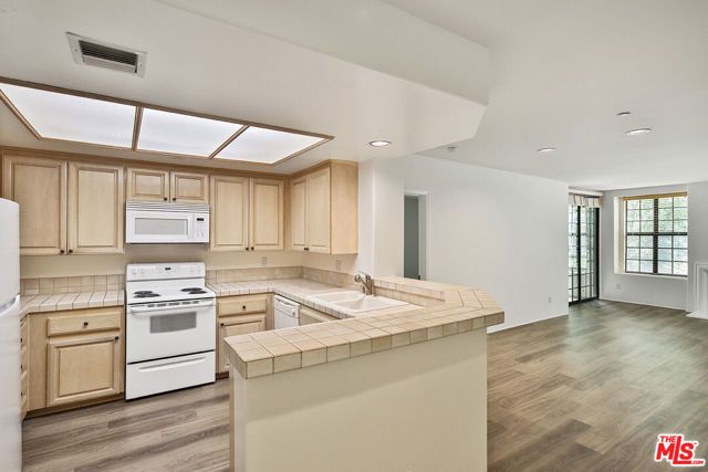 555 S Barrington Avenue 107, Los Angeles, CA 90049