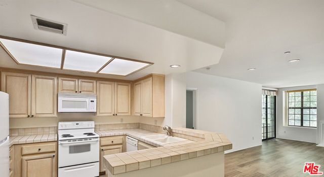 555 S Barrington Avenue 107, Los Angeles, CA 90049