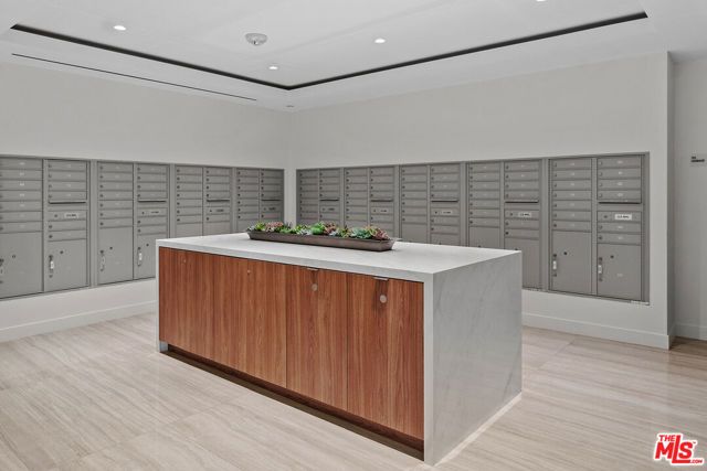 555 S Barrington Avenue 107, Los Angeles, CA 90049