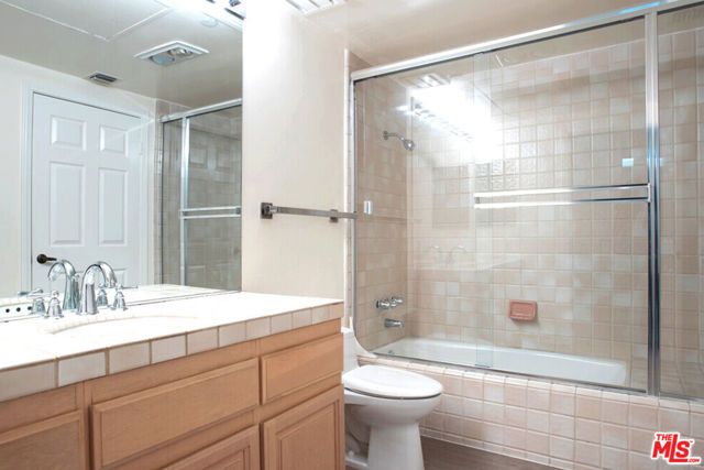 555 S Barrington Avenue 107, Los Angeles, CA 90049