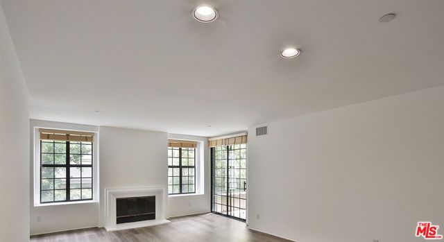 555 S Barrington Avenue 107, Los Angeles, CA 90049