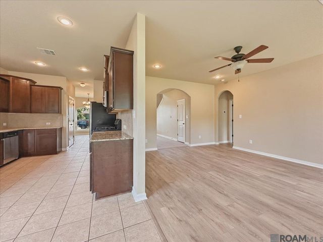 22616 Timber Ridge Dr, Denham Springs, LA 70726