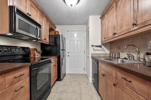 30 Walden Drive 10, Natick, MA 01760