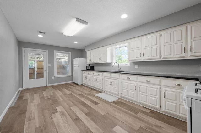 117 W Craven Avenue, Lacy Lakeview, TX 76705