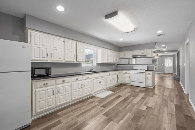 117 W Craven Avenue, Lacy Lakeview, TX 76705